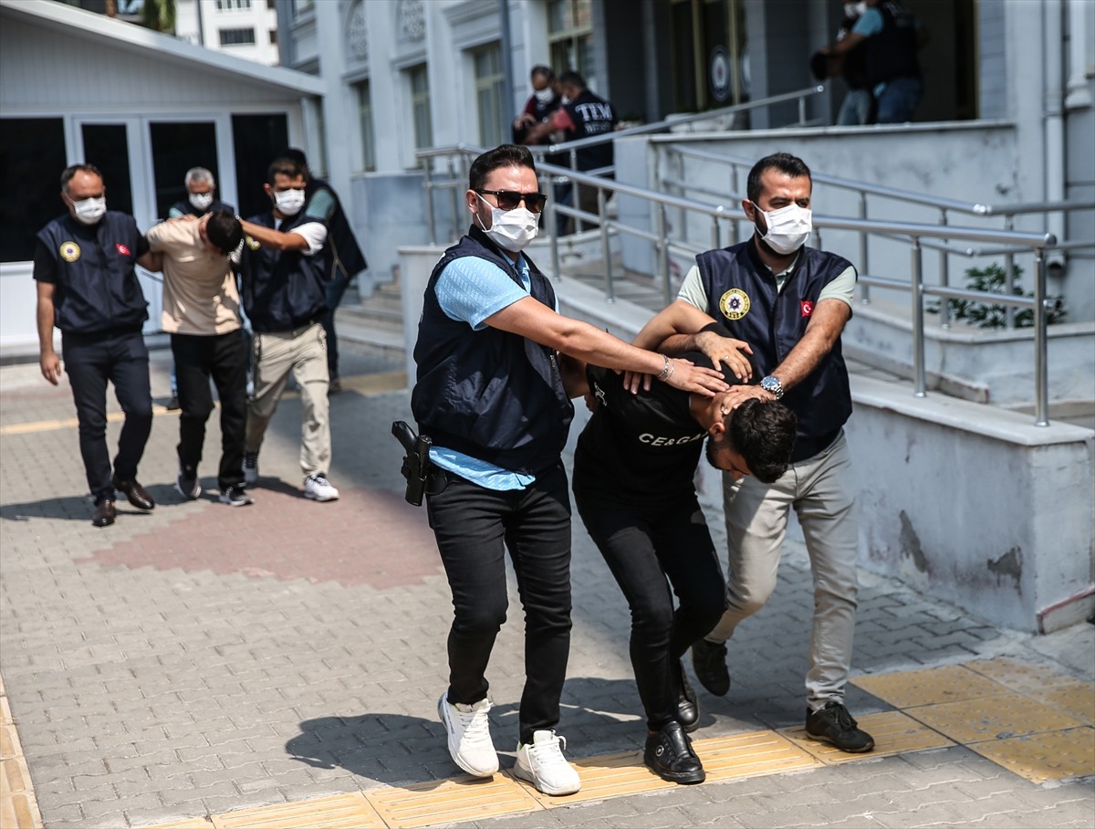 Mersin'de terör örgütü elebaşı lehine slogan atılmasıyla ilgili soruşturmada 10 şüphelinin...