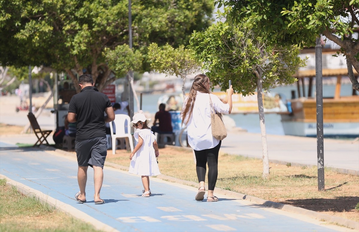 Mersin'de yüzde 52 ölçülen nem oranının etkisiyle kent merkezinde hissedilen hava sıcaklığı 40...