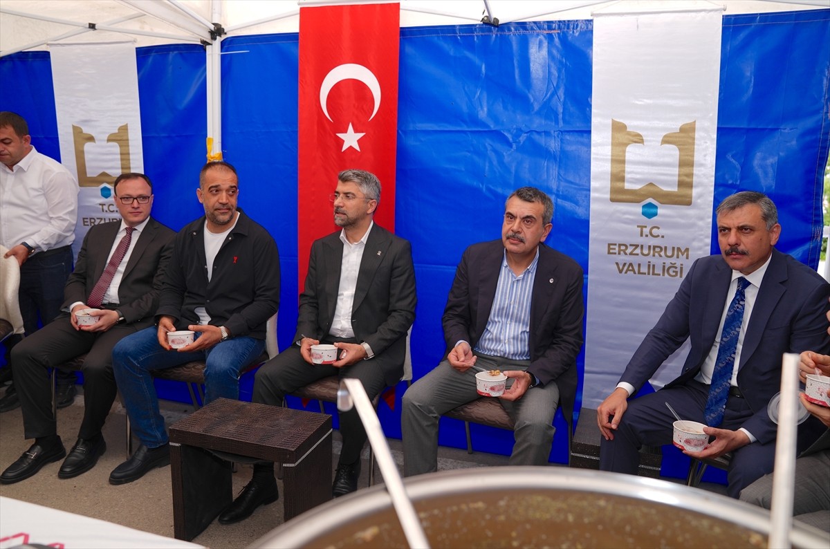 Milli Eğitim Bakanı Yusuf Tekin (solda) memleketi Erzurum'da, muharrem ayı dolayısıyla...