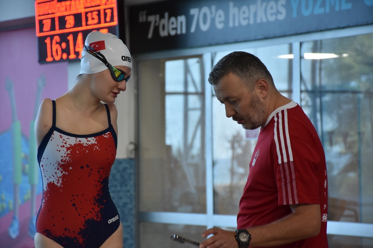 Milli para yüzücü 21 yaşındaki Sümeyye Boyacı, Paris 2024 Paralimpik Oyunları için hazırlıklarını...