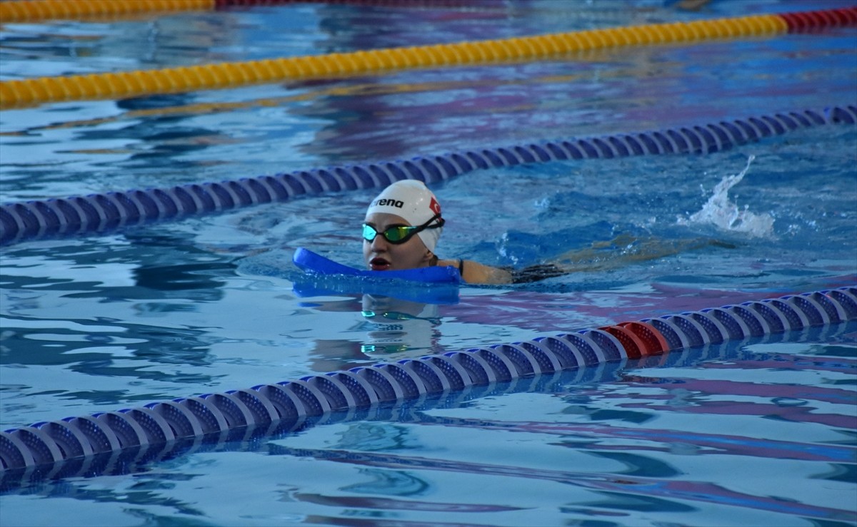 Milli para yüzücü 21 yaşındaki Sümeyye Boyacı, Paris 2024 Paralimpik Oyunları için hazırlıklarını...