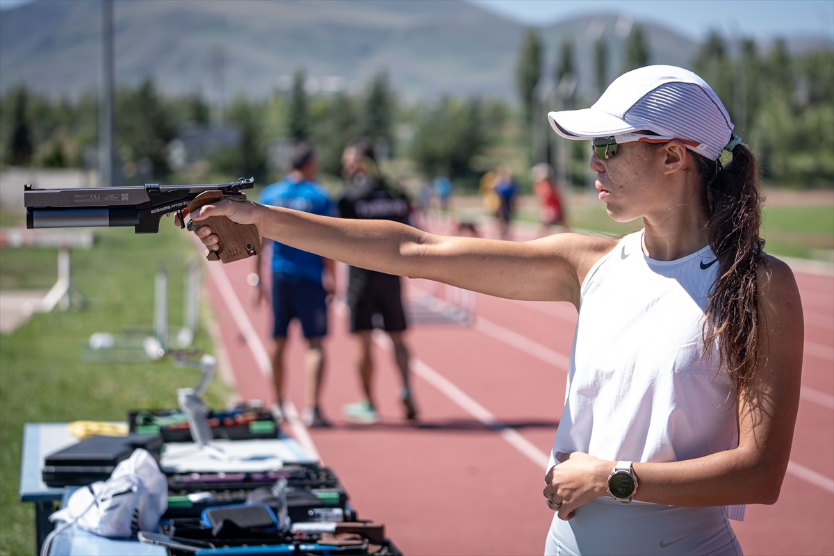 Modern pentatlon branşında olimpiyatlarda Türkiye'yi ilk kez Rio 2016'da temsil etmeyi başaran...