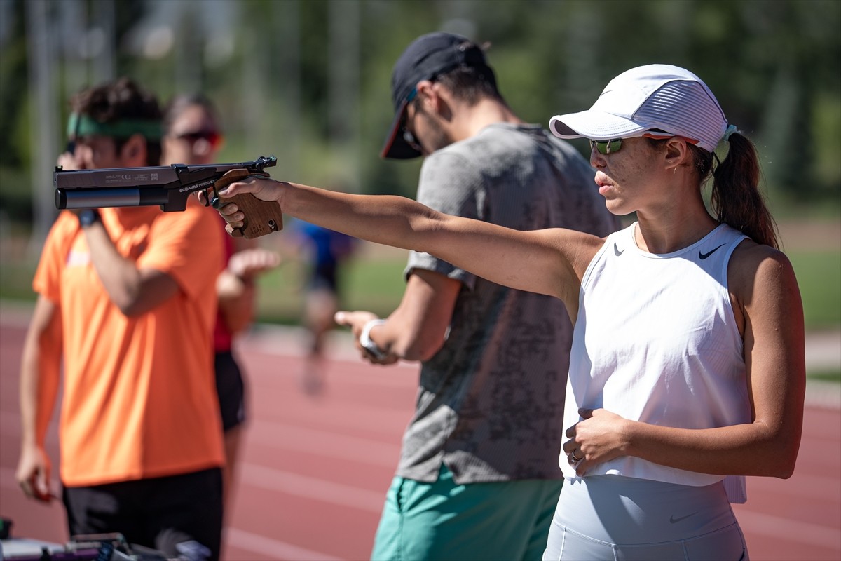 Modern pentatlon branşında olimpiyatlarda Türkiye'yi ilk kez Rio 2016'da temsil etmeyi başaran...
