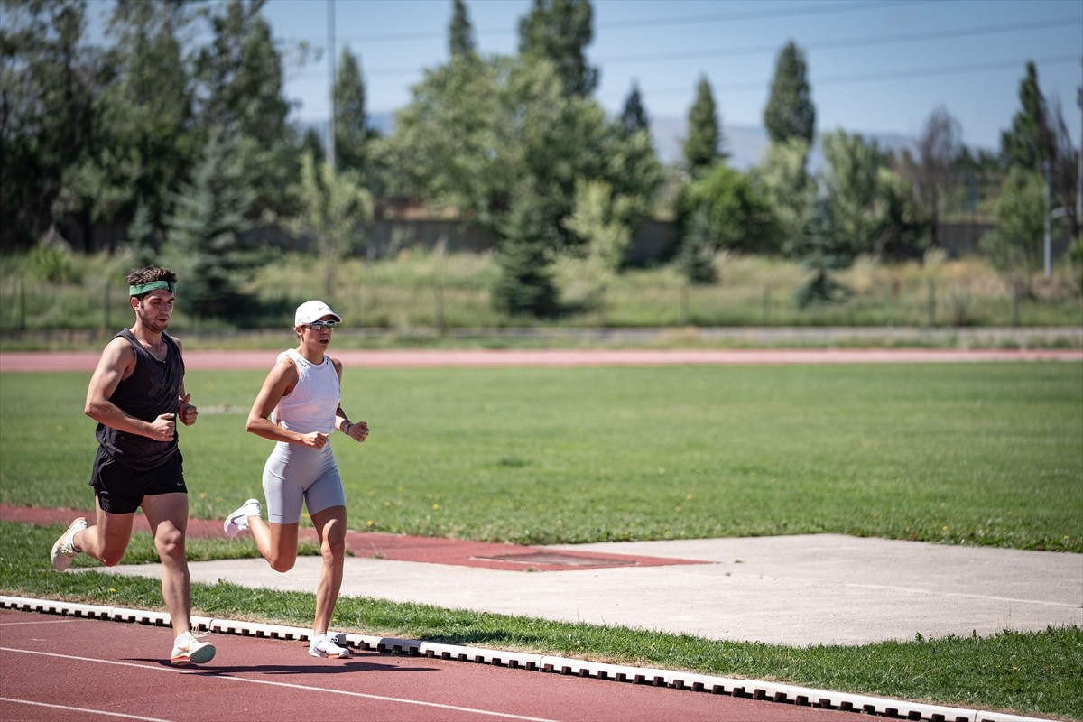 Modern pentatlon branşında olimpiyatlarda Türkiye'yi ilk kez Rio 2016'da temsil etmeyi başaran...