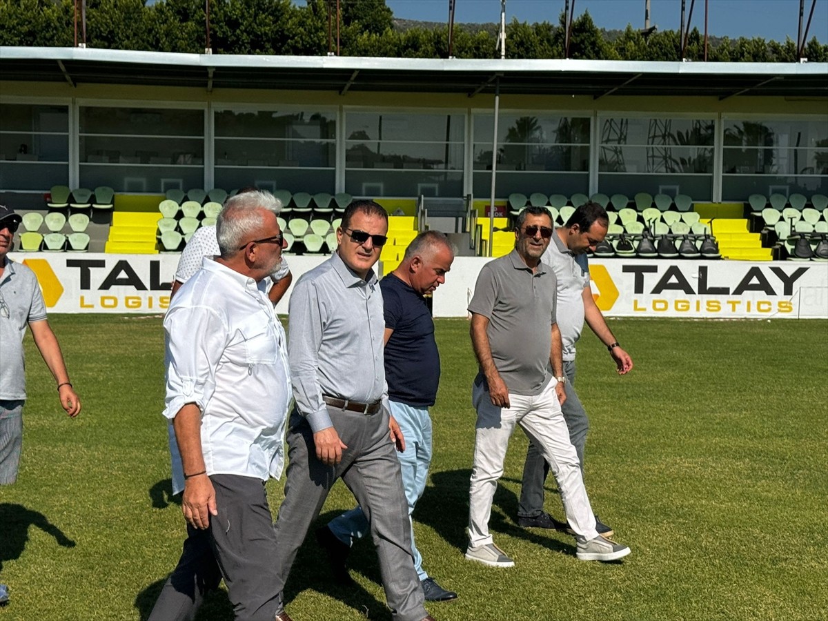 Muğla Valisi İdris Akbıyık, Sipay Bodrum Futbol Kulübü'nün yeni sezon öncesi ilçe stadındaki...