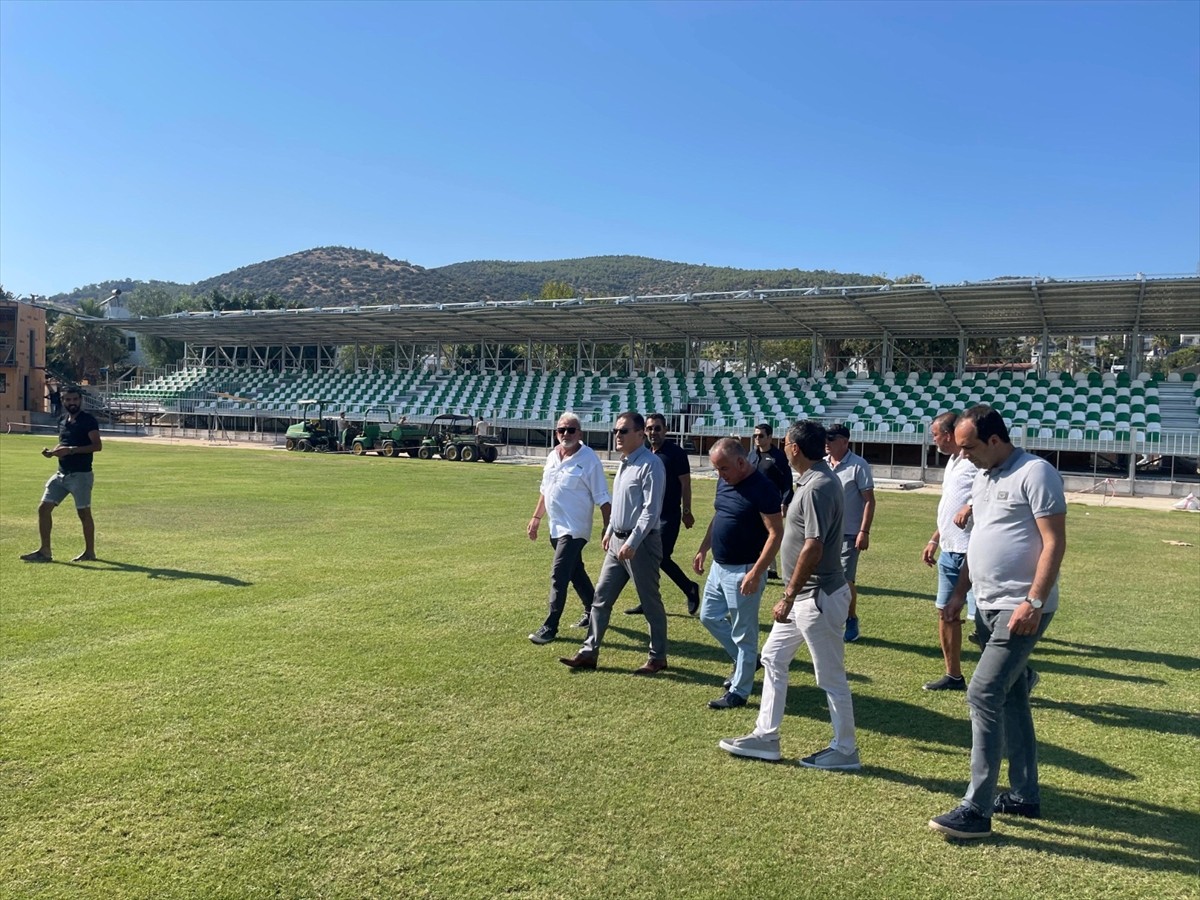Muğla Valisi İdris Akbıyık, Sipay Bodrum Futbol Kulübü'nün yeni sezon öncesi ilçe stadındaki...