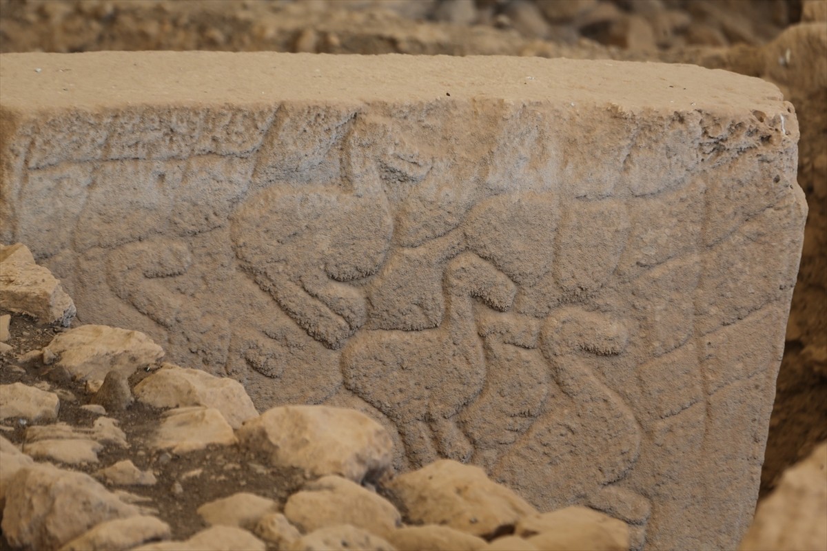 Neolitik Döneme ait kazıların sürdüğü Şanlıurfa'daki Göbeklitepe ve Karahantepe'deki ortaya...