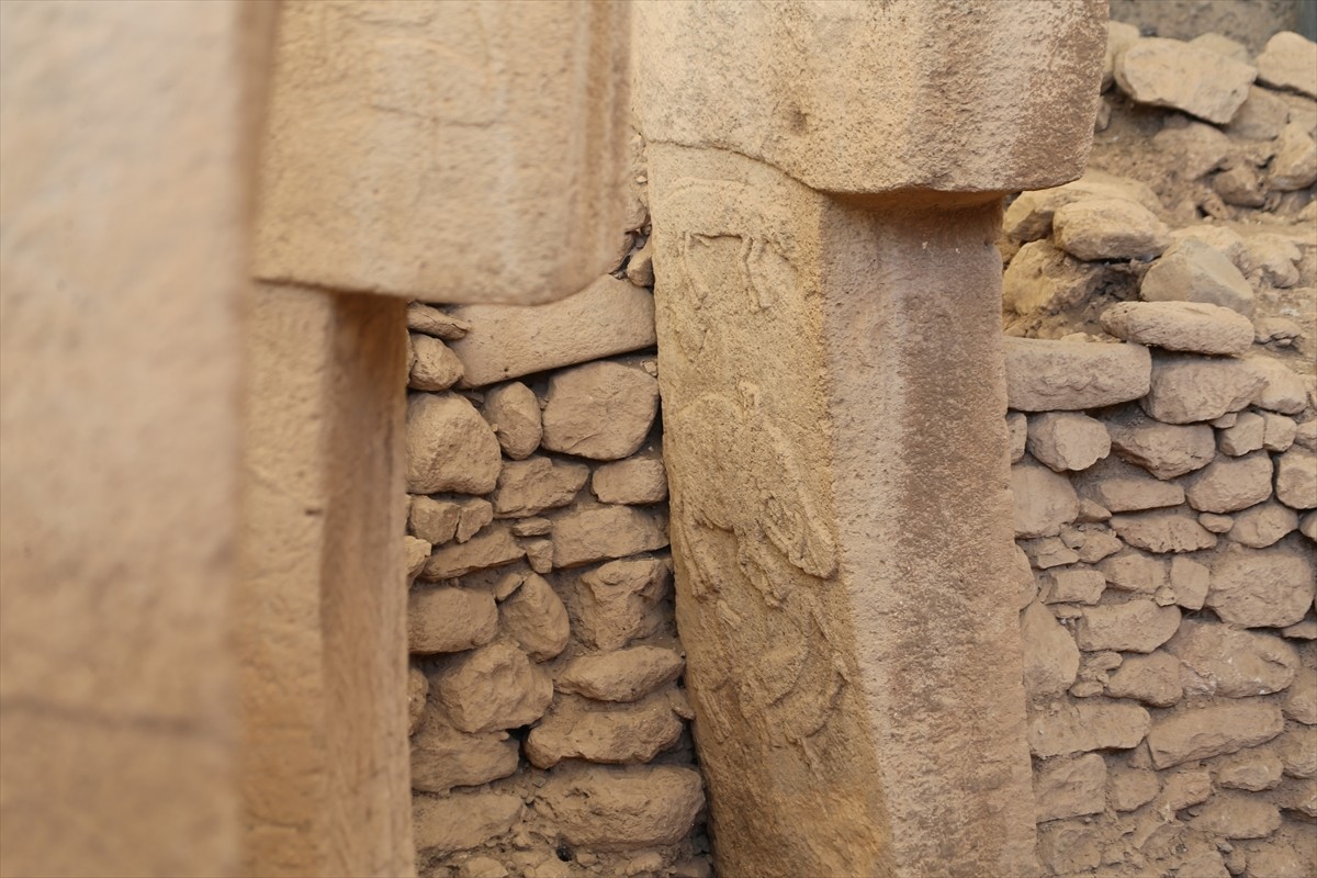 Neolitik Döneme ait kazıların sürdüğü Şanlıurfa'daki Göbeklitepe ve Karahantepe'deki ortaya...