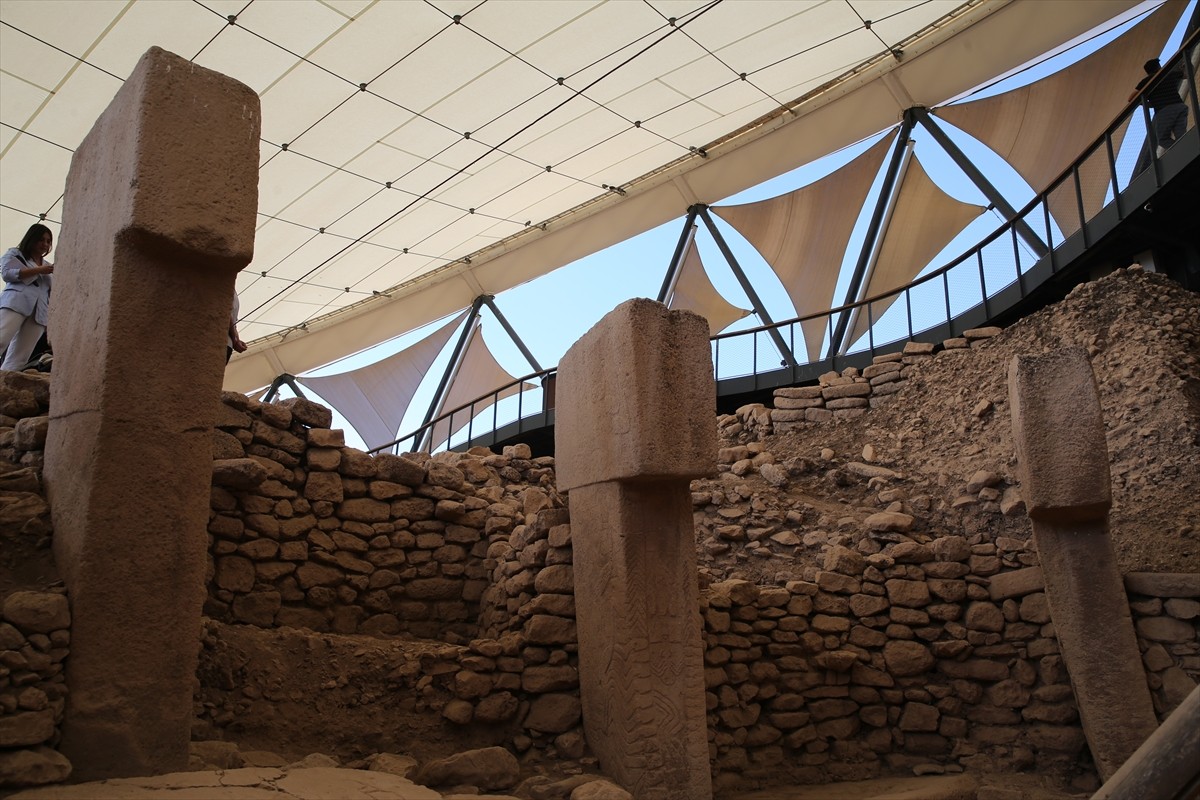 Neolitik Döneme ait kazıların sürdüğü Şanlıurfa'daki Göbeklitepe ve Karahantepe'deki ortaya...