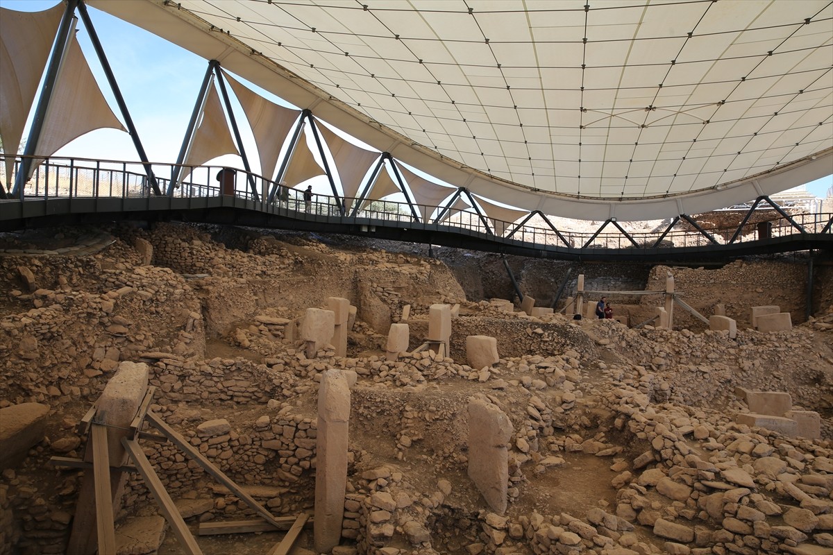 Neolitik Döneme ait kazıların sürdüğü Şanlıurfa'daki Göbeklitepe ve Karahantepe'deki ortaya...