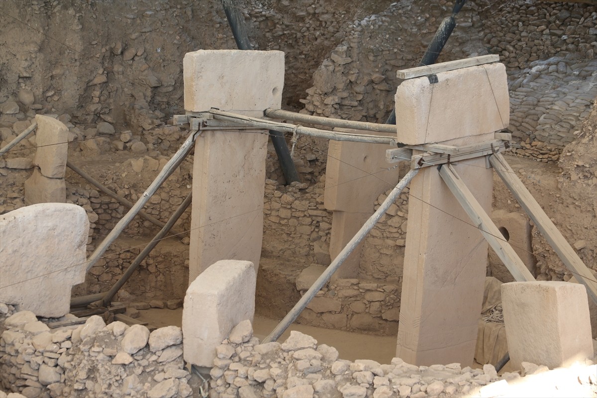 Neolitik Döneme ait kazıların sürdüğü Şanlıurfa'daki Göbeklitepe ve Karahantepe'deki ortaya...