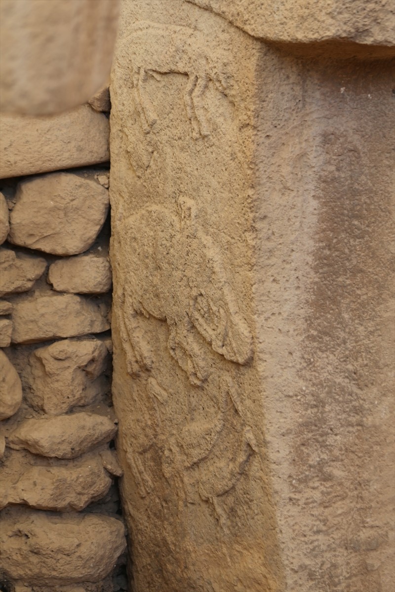 Neolitik Döneme ait kazıların sürdüğü Şanlıurfa'daki Göbeklitepe ve Karahantepe'deki ortaya...