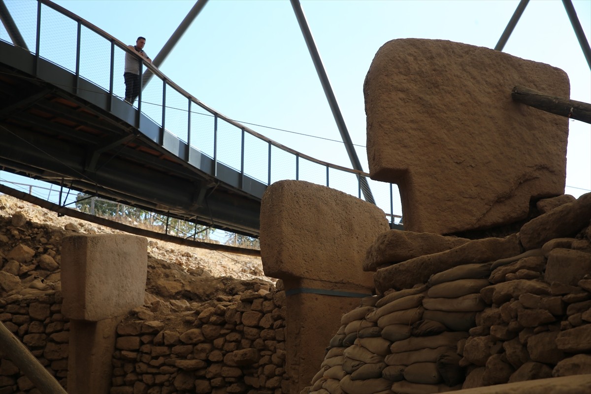 Neolitik Döneme ait kazıların sürdüğü Şanlıurfa'daki Göbeklitepe ve Karahantepe'deki ortaya...