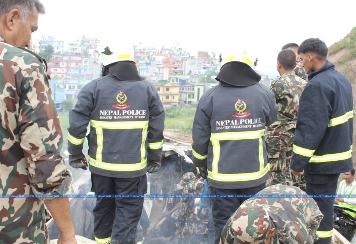 Nepal'in başkenti Katmandu'da bir uçağın kalkış sırasında pistte kayarak kaza yapması sonucu 18...