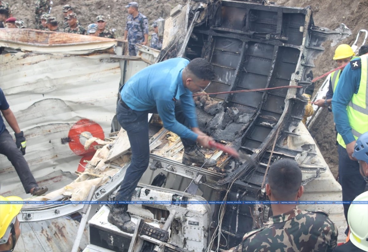 Nepal'in başkenti Katmandu'da bir uçağın kalkış sırasında pistte kayarak kaza yapması sonucu 18...