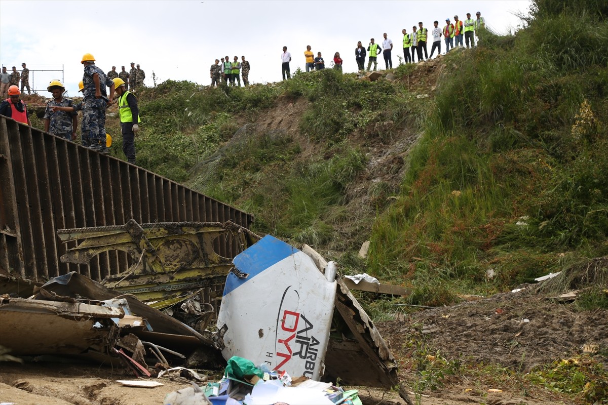 Nepal'in başkenti Katmandu'daki Tribhuvan Uluslararası Havalimanı'nda 19 kişiyi taşıyan bir uçak...