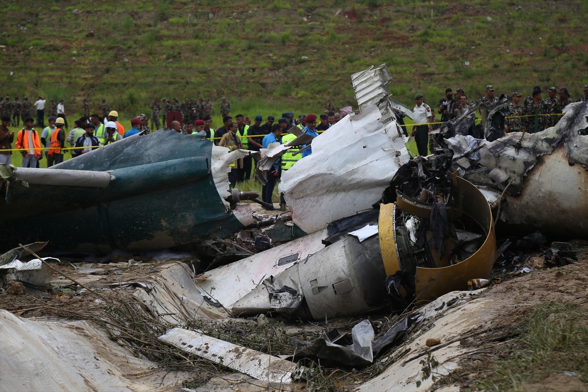 Nepal'in başkenti Katmandu'daki Tribhuvan Uluslararası Havalimanı'nda 19 kişiyi taşıyan bir uçak...
