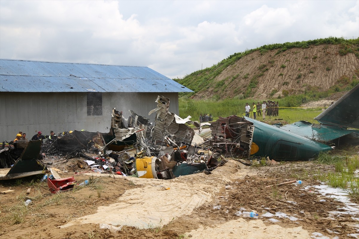 Nepal'in başkenti Katmandu'daki Tribhuvan Uluslararası Havalimanı'nda 19 kişiyi taşıyan bir uçak...