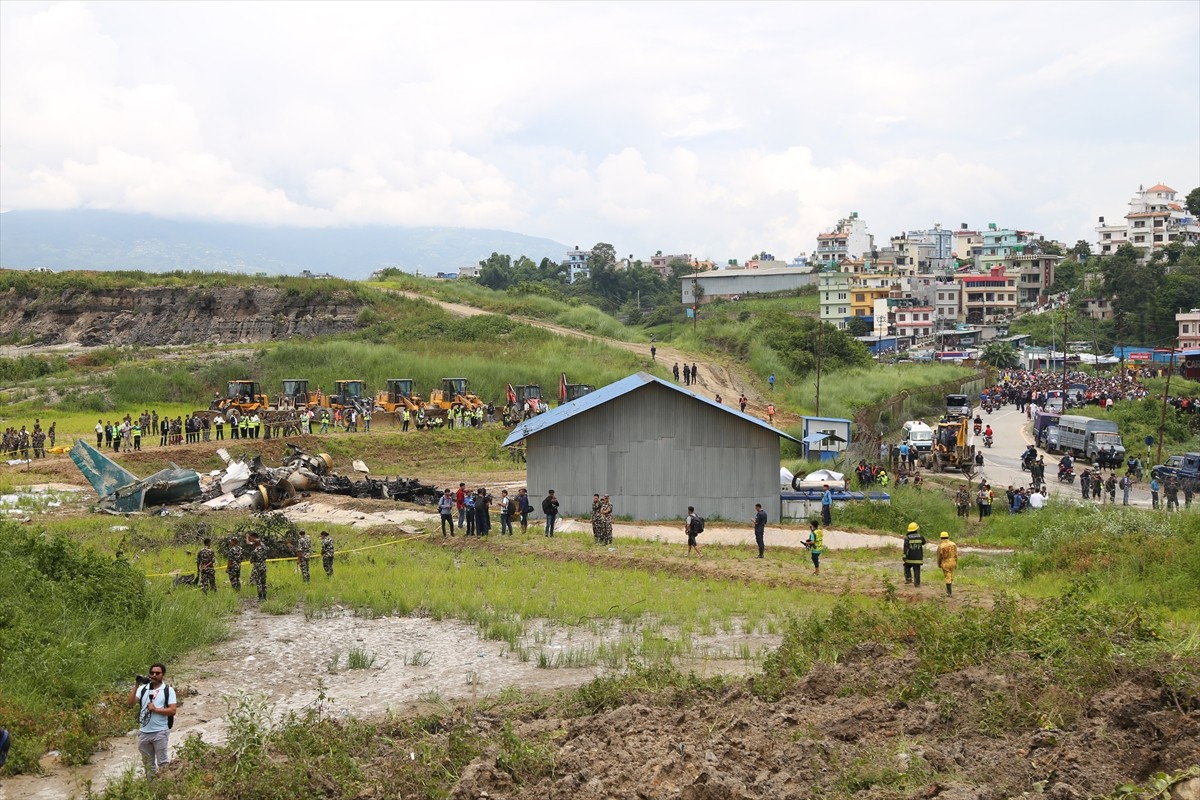 Nepal'in başkenti Katmandu'daki Tribhuvan Uluslararası Havalimanı'nda 19 kişiyi taşıyan bir uçak...