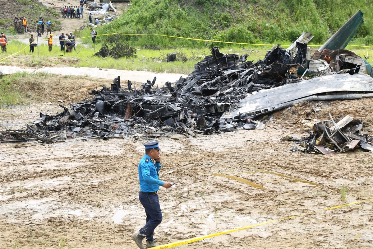 Nepal'in başkenti Katmandu'daki Tribhuvan Uluslararası Havalimanı'nda 19 kişiyi taşıyan bir uçak...