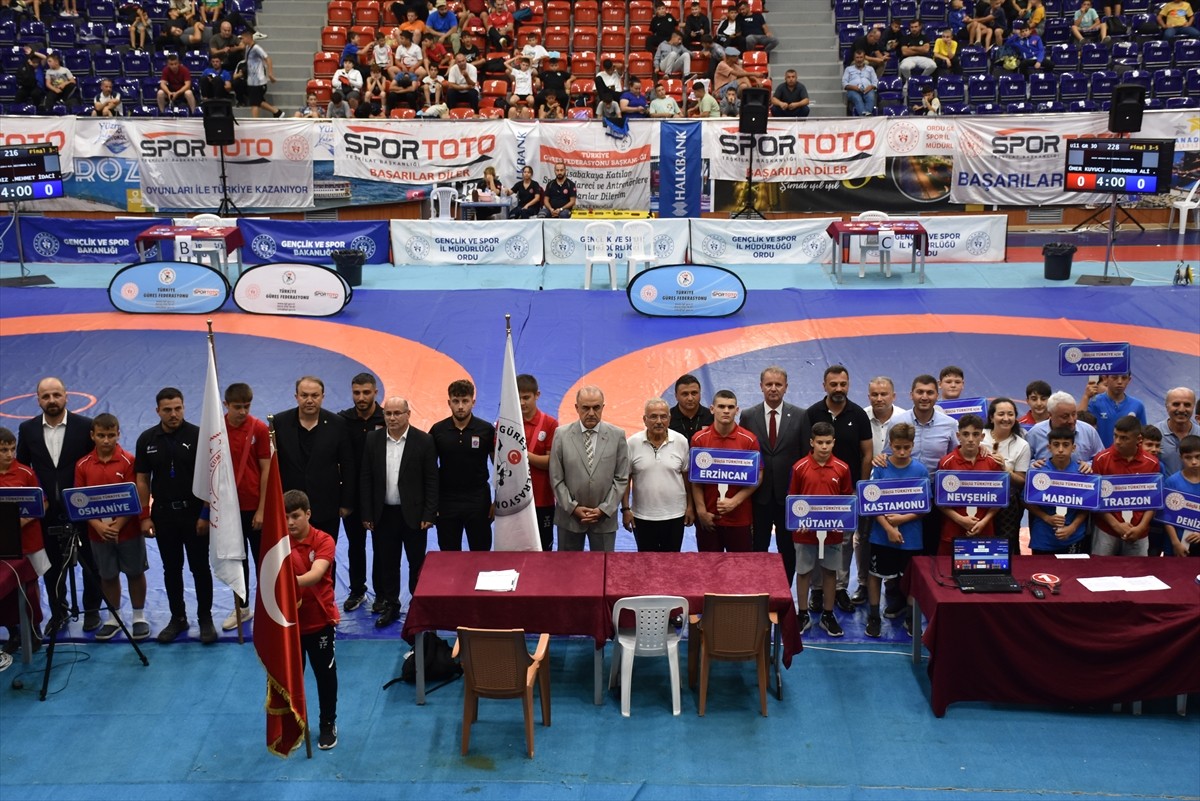 Ordu'da düzenlenen 11-13 Yaş Altı Erkekler Grekoromen Güreş Türkiye Şampiyonası'nın açılış töreni...
