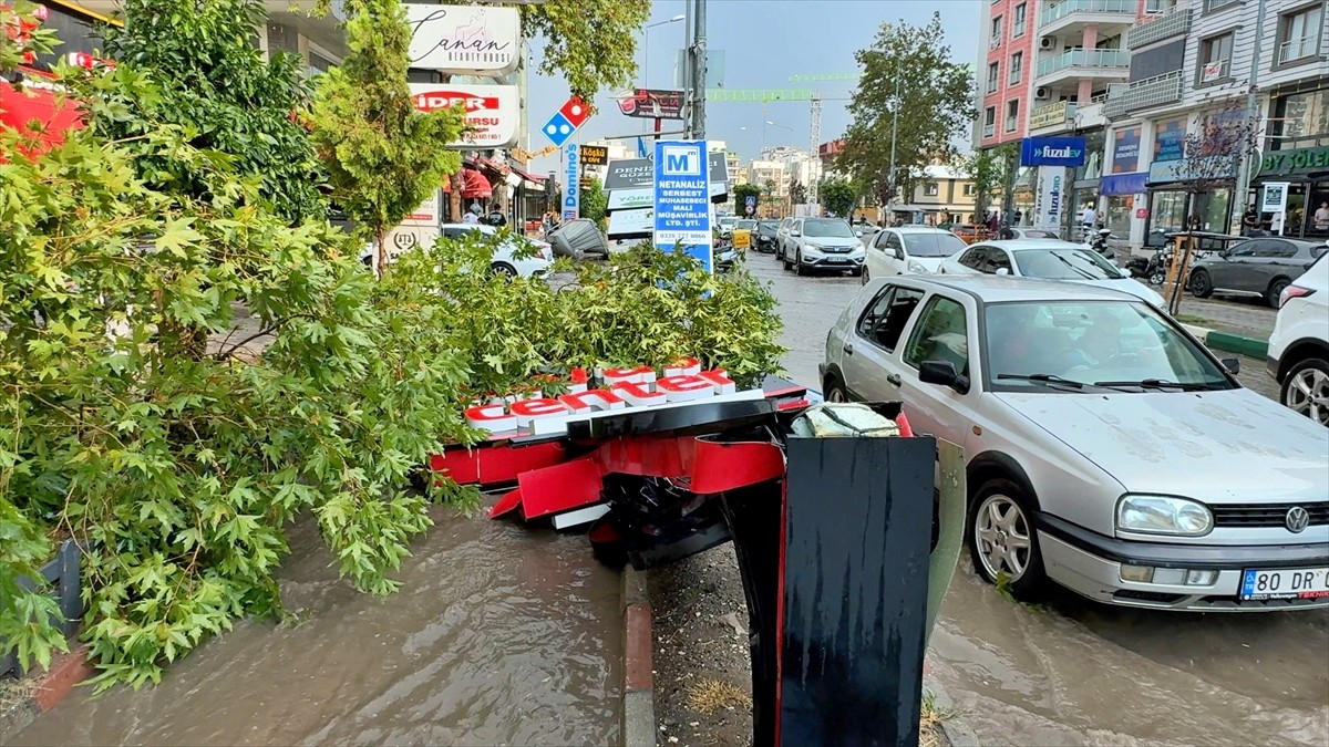 Osmaniye'de etkili olan sağanak ve şiddetli rüzgar nedeniyle yollarda su birikintileri oluştu, bir...