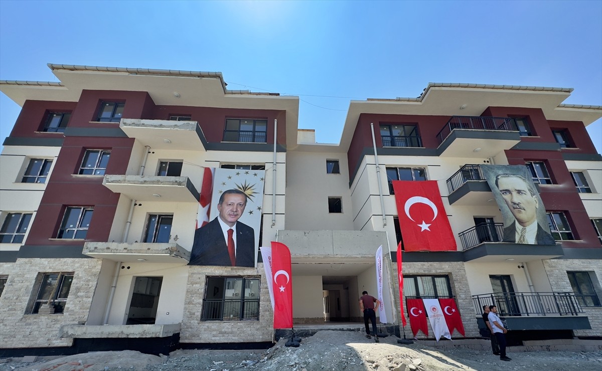 Osmaniye'nin Bahçe ilçesinde, Kahramanmaraş merkezli 6 Şubat 2023'teki depremlerden etkilenenler...