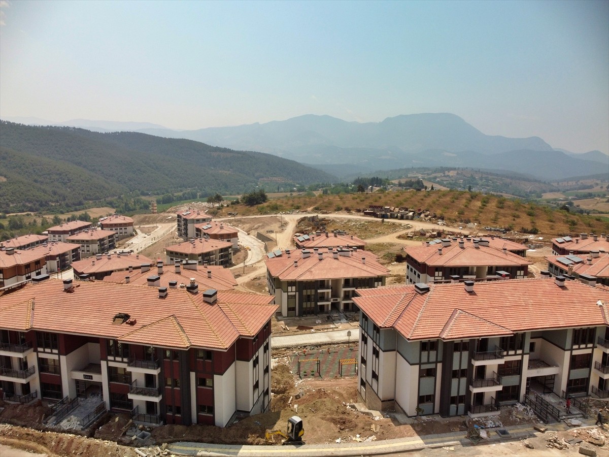  Osmaniye'nin Hasanbeyli ilçesinde, depremlerden etkilenenler için yapımı süren 512 konutun...