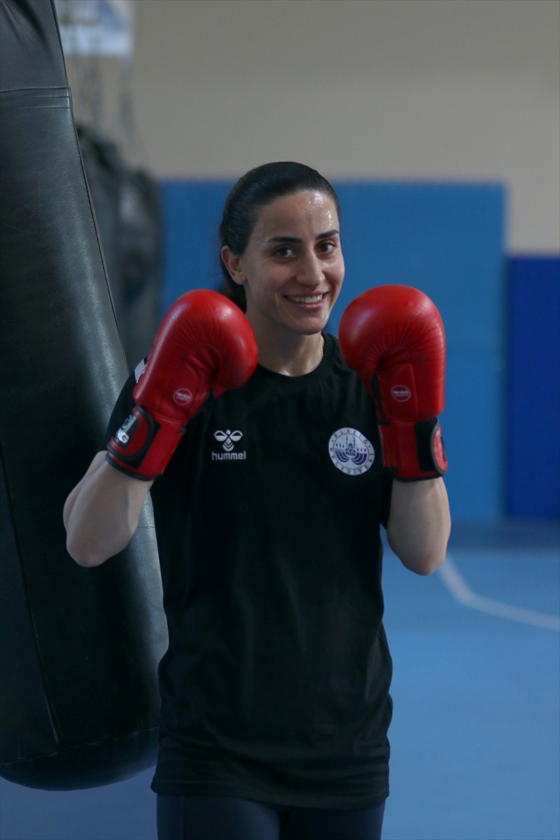 Paris 2024'te ringe çıkacak milli boksör Gizem Özer, Türkiye'ye madalyayla dönmek istiyor. Milli...