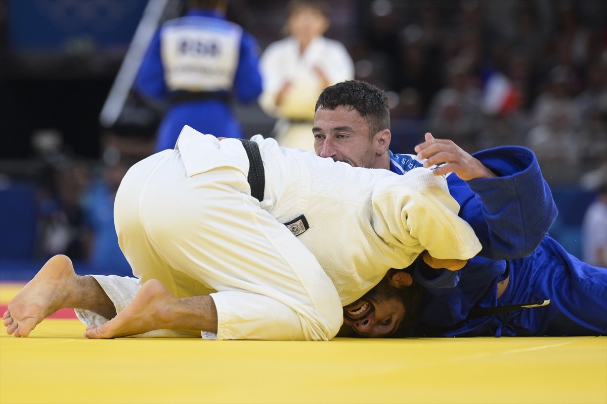 Paris 2024 Olimpiyat Oyunları'nın ilk gününde tatamiye çıkan milli judocu Salih Yıldız (beyaz)...