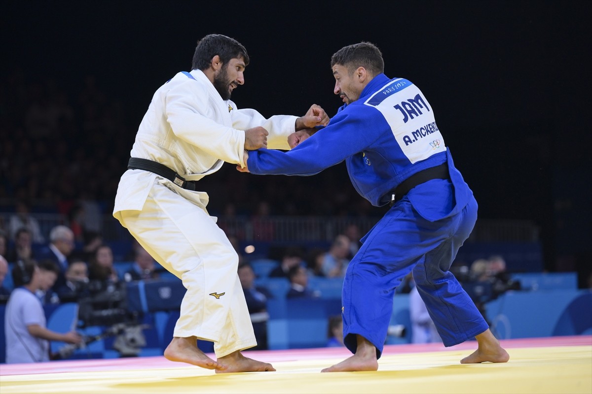 Paris 2024 Olimpiyat Oyunları'nın ilk gününde tatamiye çıkan milli judocu Salih Yıldız (beyaz)...