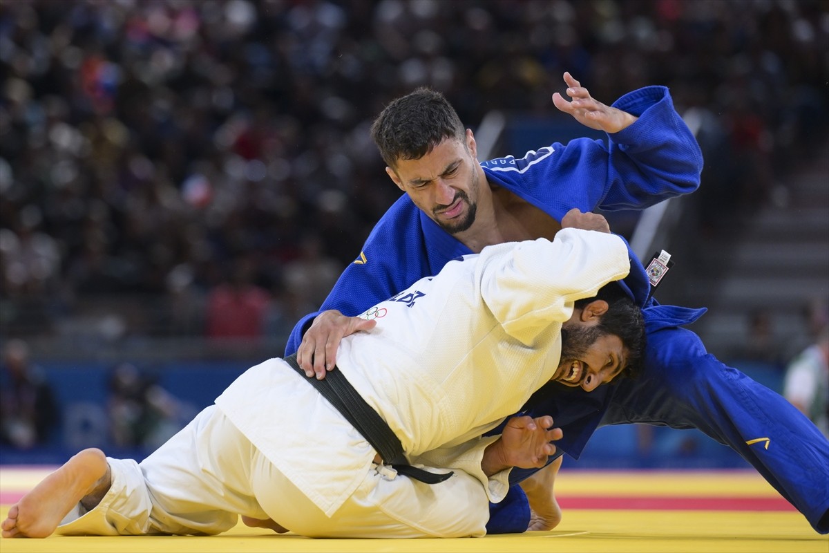 Paris 2024 Olimpiyat Oyunları'nın ilk gününde tatamiye çıkan milli judocu Salih Yıldız (beyaz)...