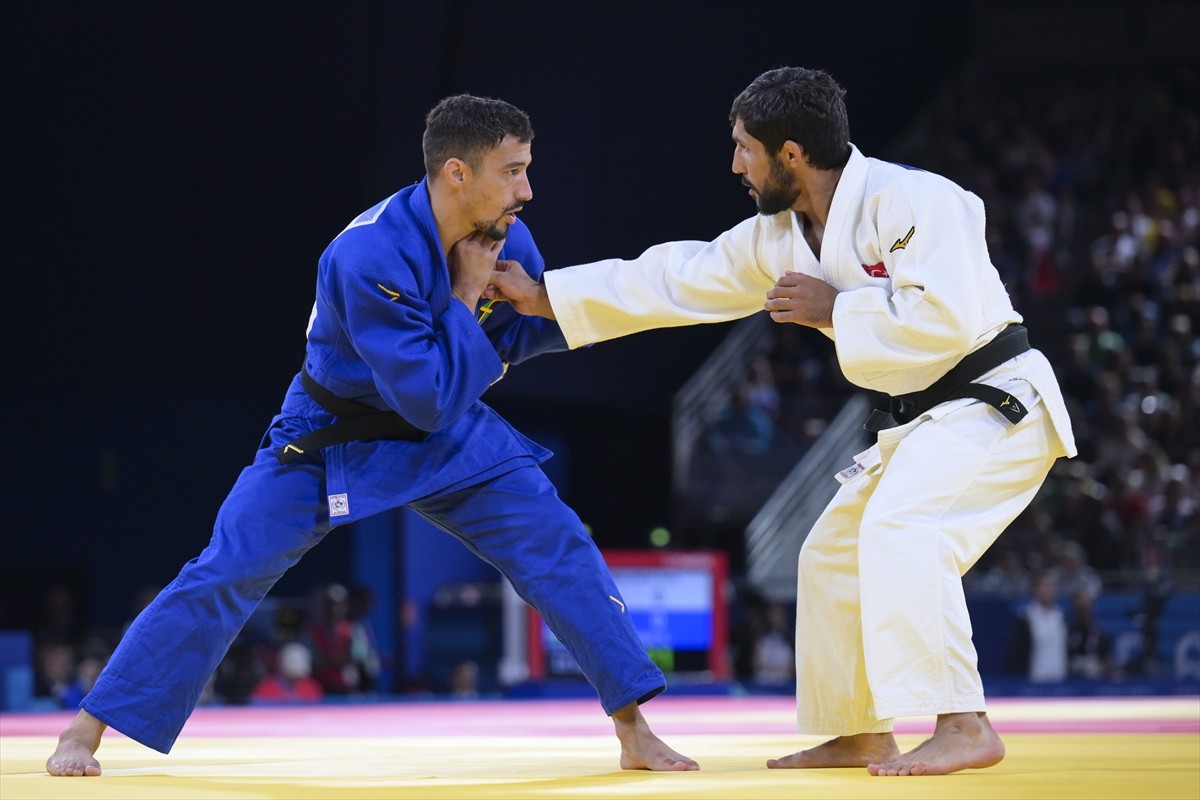 Paris 2024 Olimpiyat Oyunları'nın ilk gününde tatamiye çıkan milli judocu Salih Yıldız (beyaz)...