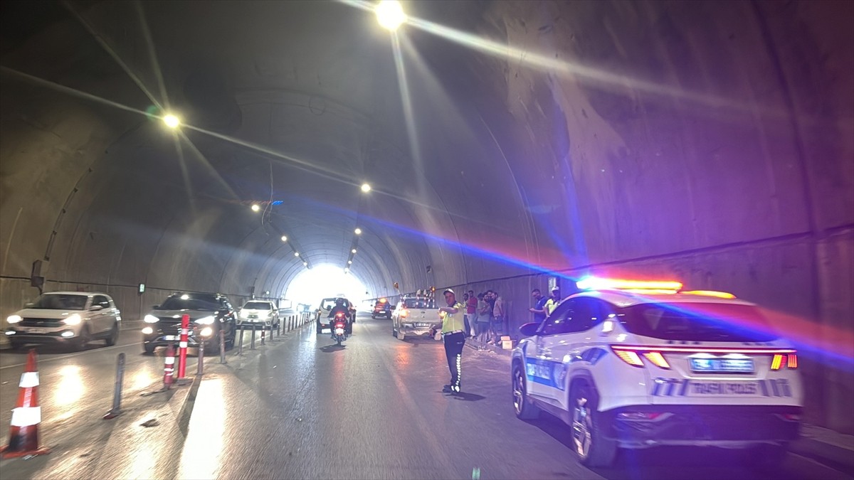  Pendik-Sabiha Gökçen Havalimanı bağlantı yolundaki tünelde havalandırma fanının düşmesi, hasarlı...