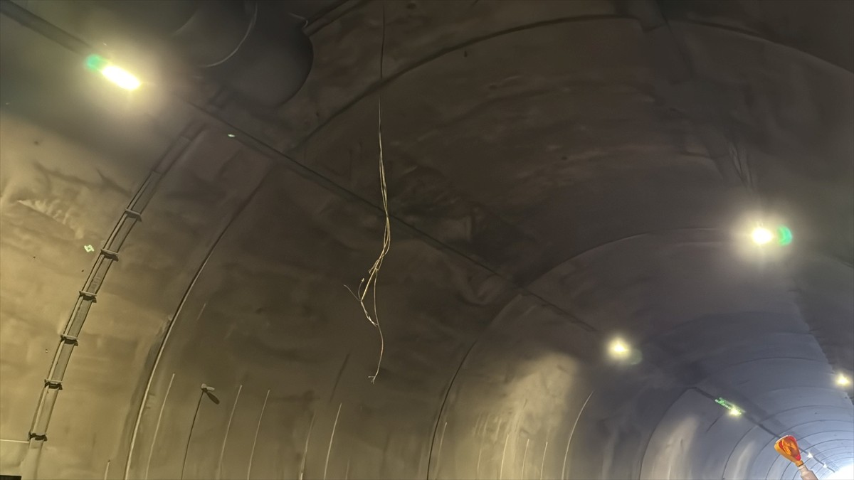  Pendik-Sabiha Gökçen Havalimanı bağlantı yolundaki tünelde havalandırma fanının düşmesi, hasarlı...