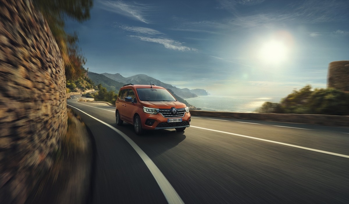 Renault ticari ailesinin yeni üyesi Renault Kangoo Multix satışa sunuldu.