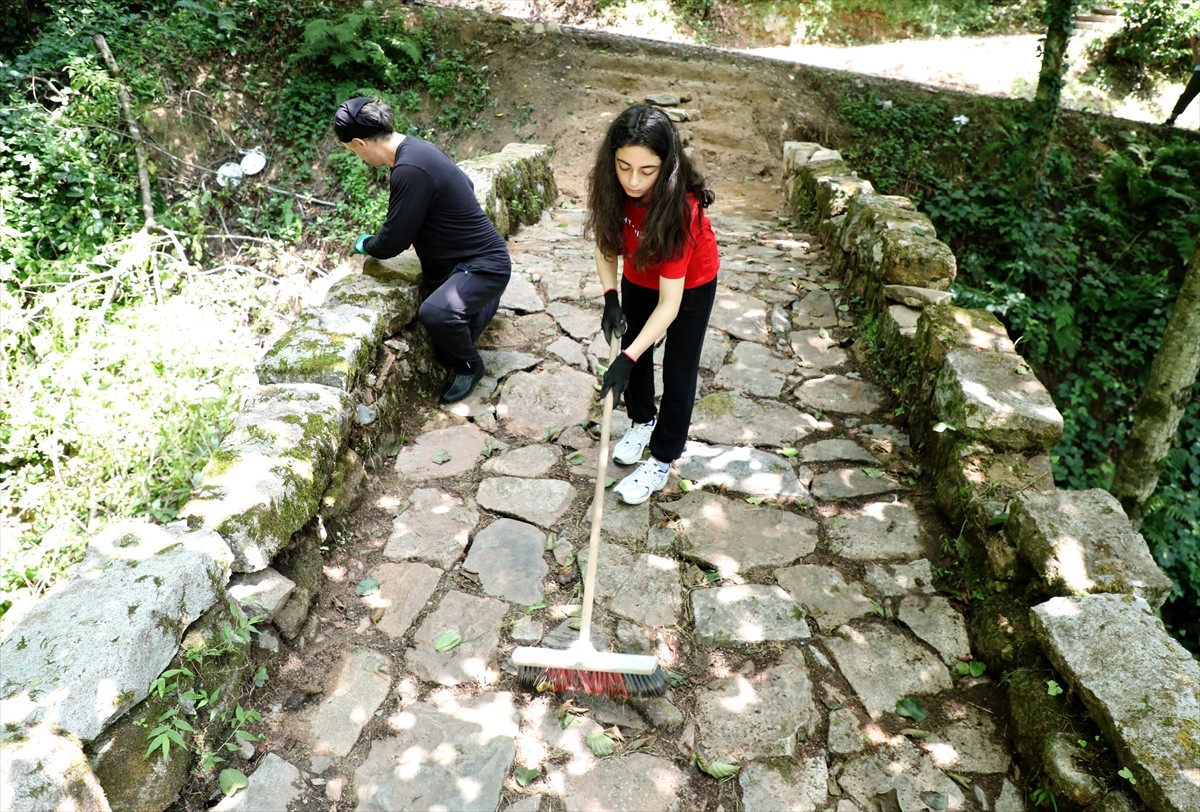 Rize'nin Hemşin ilçesine bağlı Akyamaç köyünde Serdar ve kızı Betül Abay, yabani otların kapladığı...