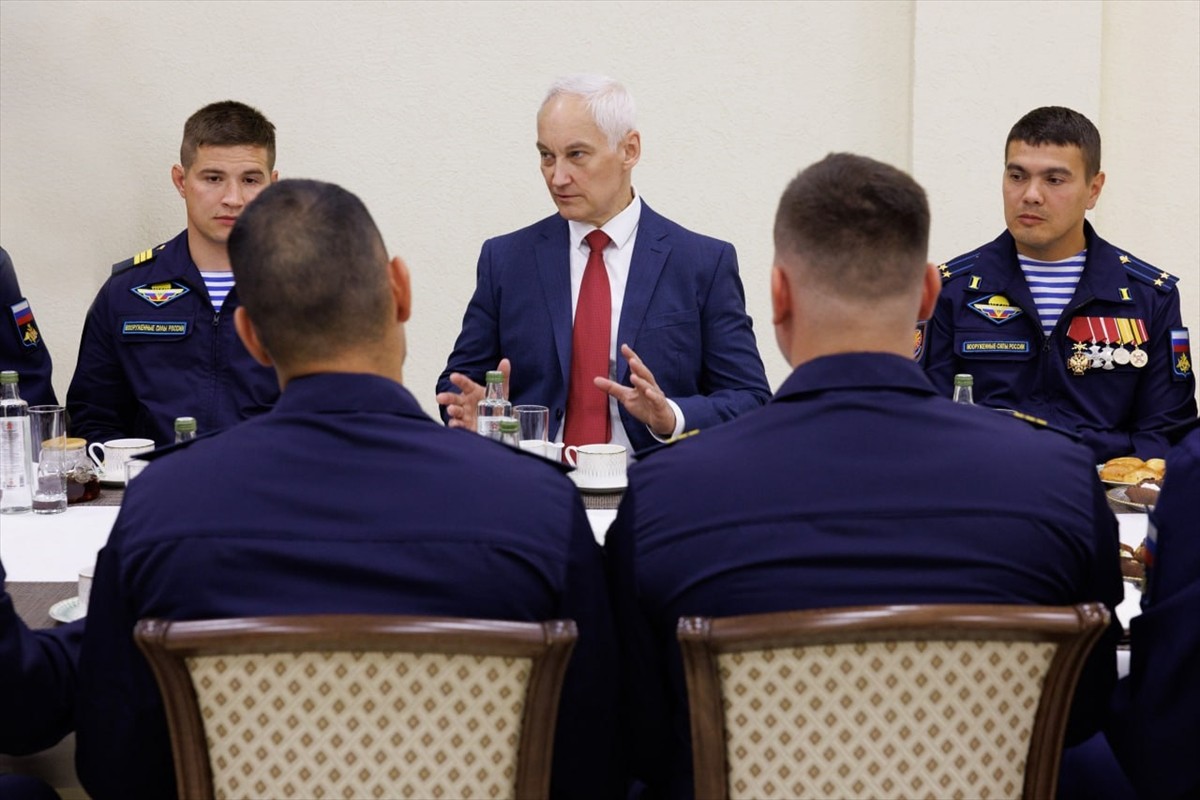 Rusya Savunma Bakanı Andrey Belousov (sol 2), başkent Moskova Askeri Bölgesi’ne gerçekleştirdiği...