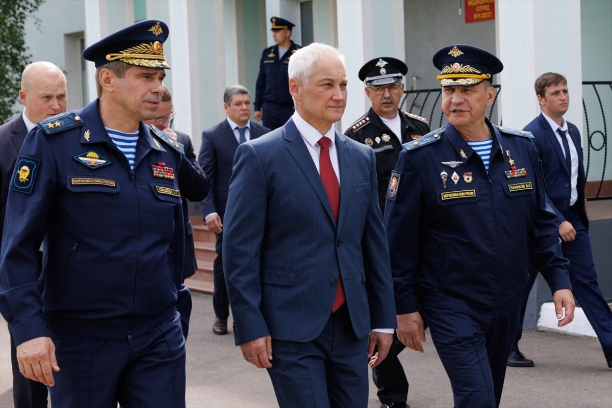 Rusya Savunma Bakanı Andrey Belousov (sol 2), başkent Moskova Askeri Bölgesi’ne gerçekleştirdiği...