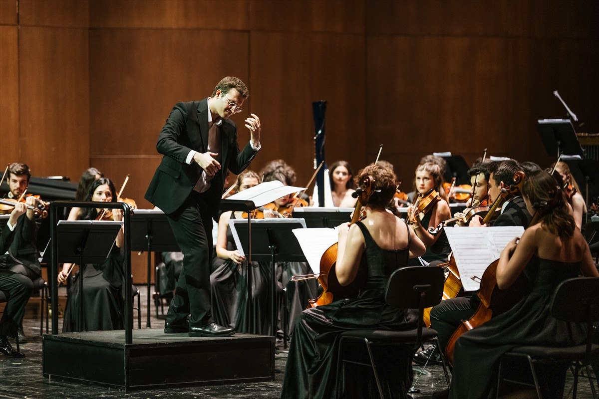 Sabancı Vakfınca desteklenen ve şef Cem Mansur'un yönettiği Türkiye Gençlik Filarmoni Orkestrası...
