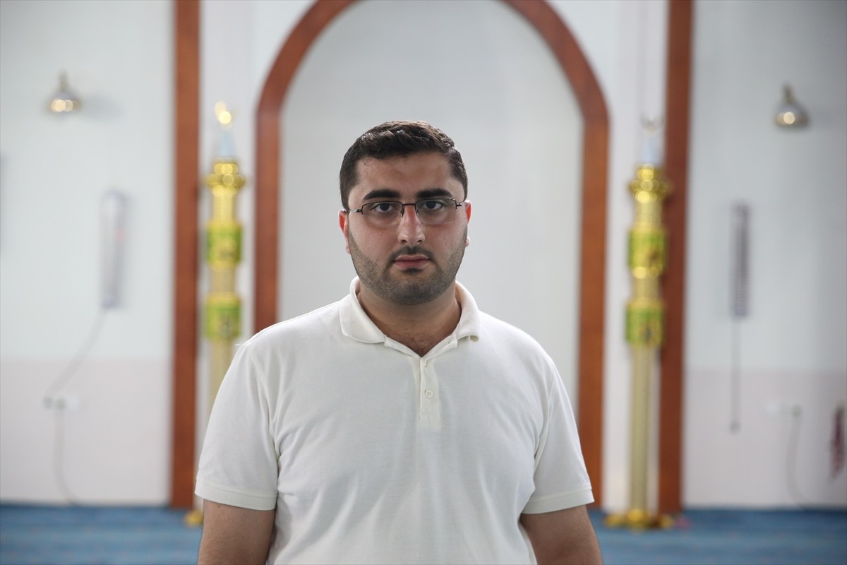 Sakarya'nın Sapanca ilçesinde camide kendisine bıçakla zarar vermeye çalışan kişi, müezzinin...