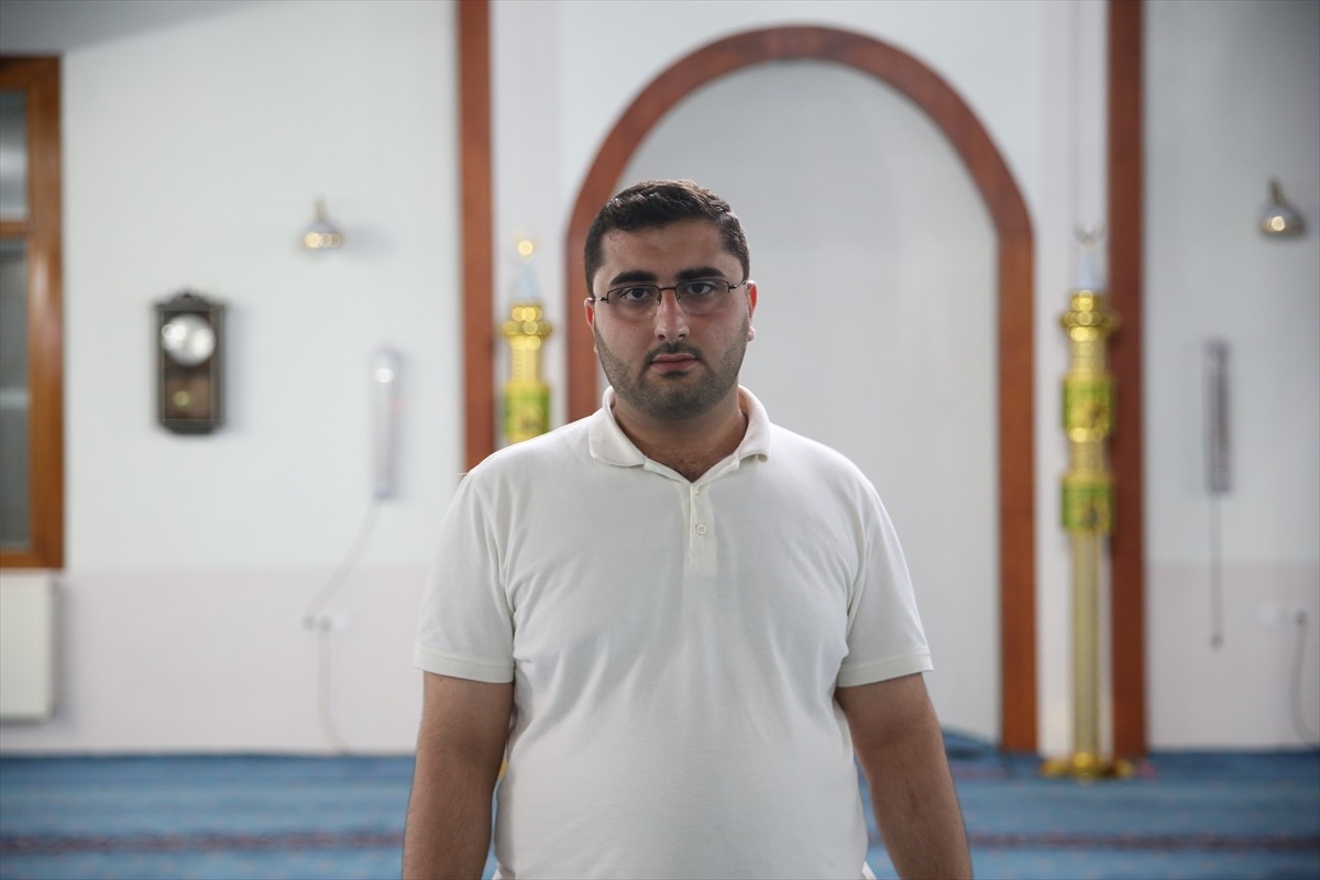 Sakarya'nın Sapanca ilçesinde camide kendisine bıçakla zarar vermeye çalışan kişi, müezzinin...