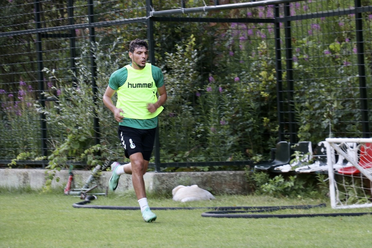 Sakaryaspor'un yeni transferlerinden Max Gradel, yeşil-siyahlı takımın 18 sezondur süren Süper Lig...