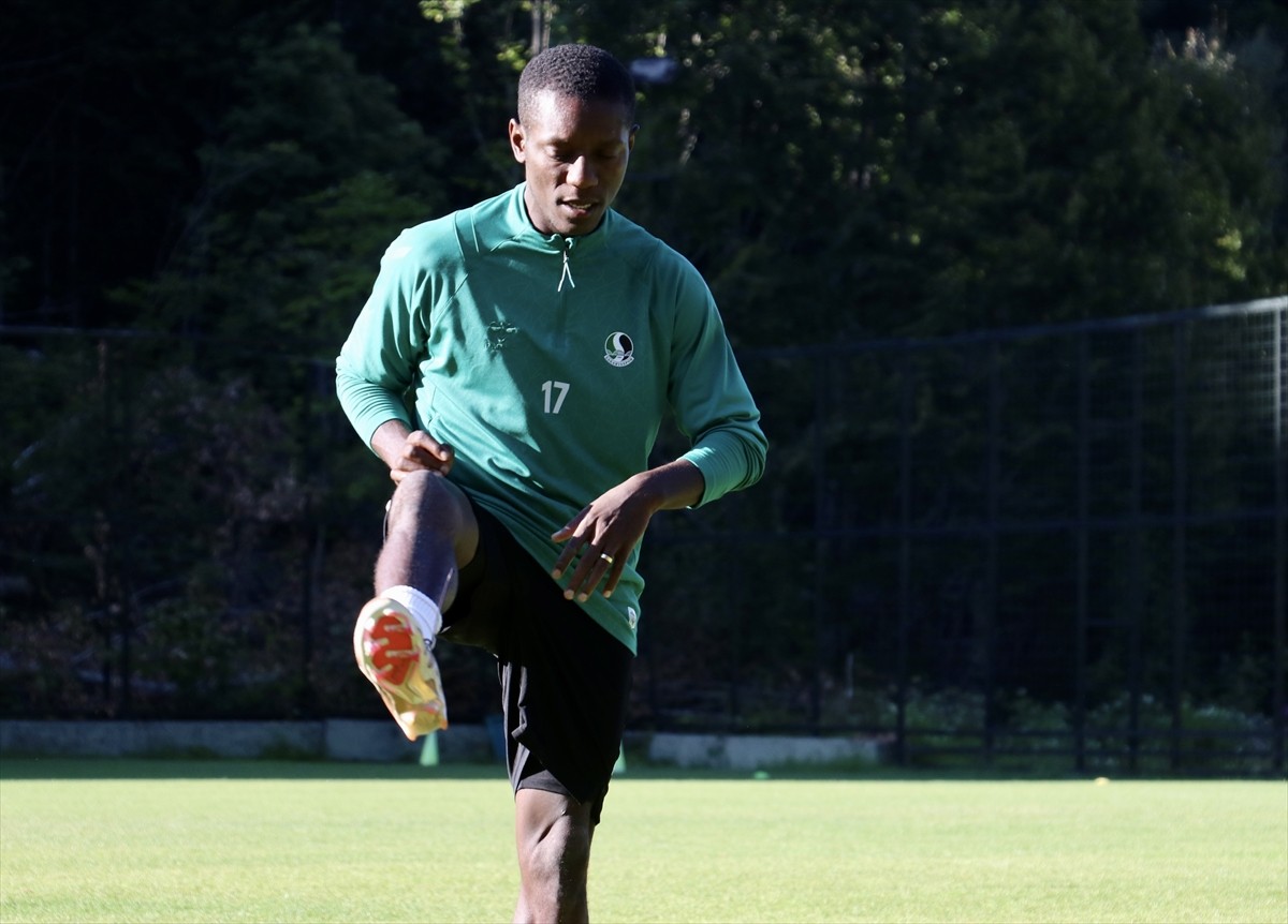 Sakaryaspor'un yeni transferlerinden Max Gradel, yeşil-siyahlı takımın 18 sezondur süren Süper Lig...