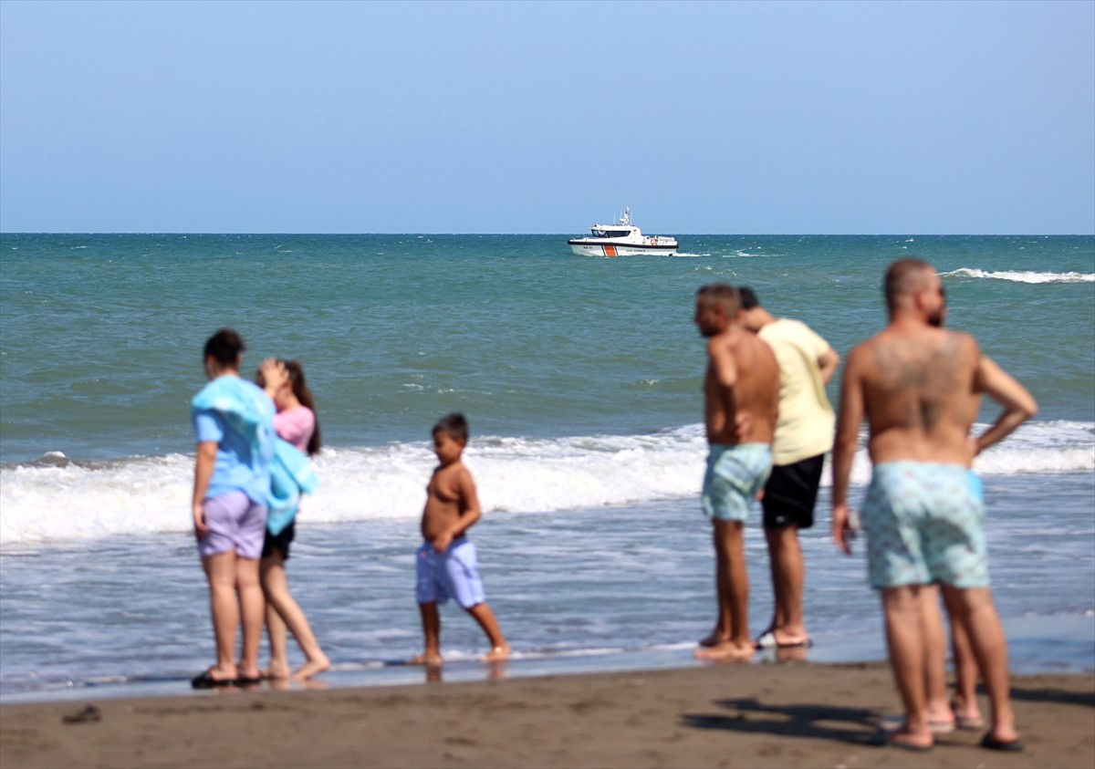 Samsun'un Atakum sahilinde denizde boğulma tehlikesi geçiren genç kurtarıldı, kaybolan babası için...