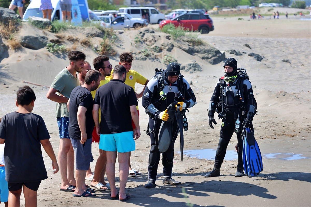 Samsun'un Atakum sahilinde denizde boğulma tehlikesi geçiren genç kurtarıldı, kaybolan babası için...