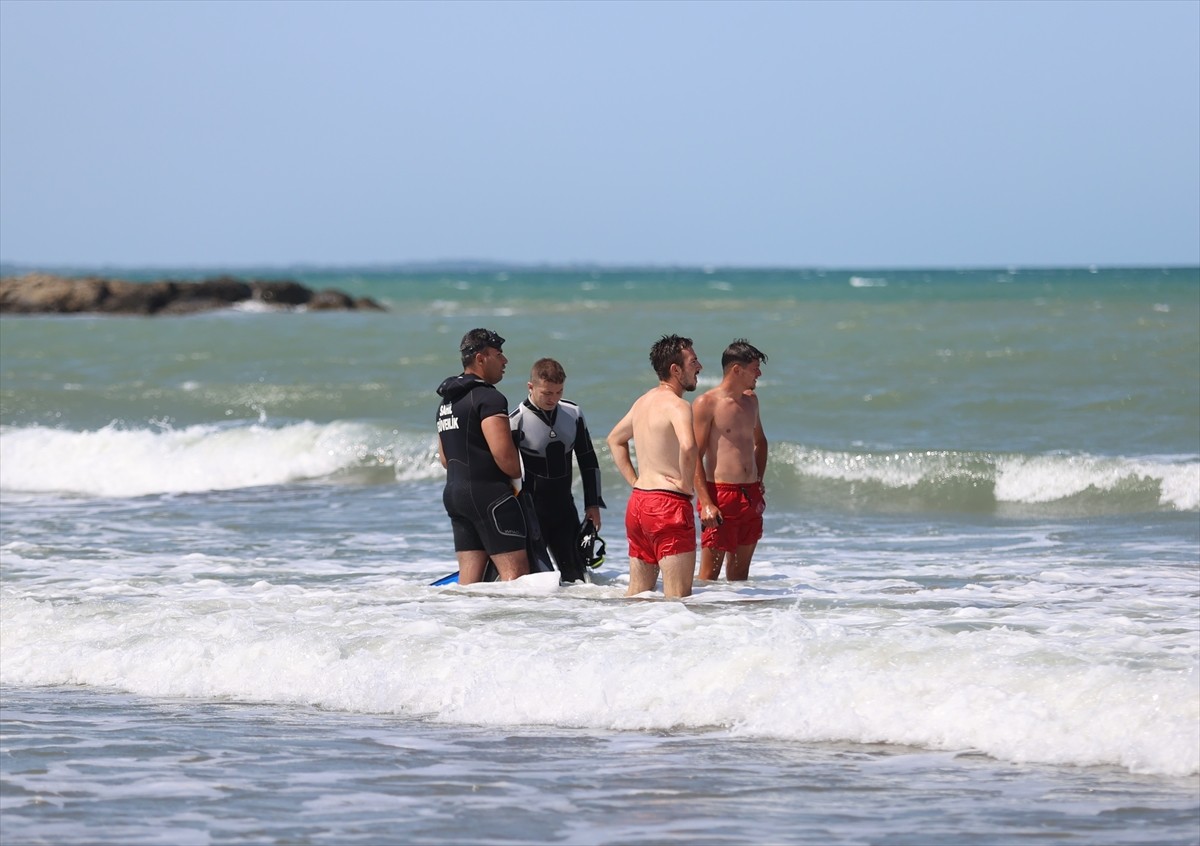 Samsun'un Atakum sahilinde denizde boğulma tehlikesi geçiren genç kurtarıldı, kaybolan babası için...