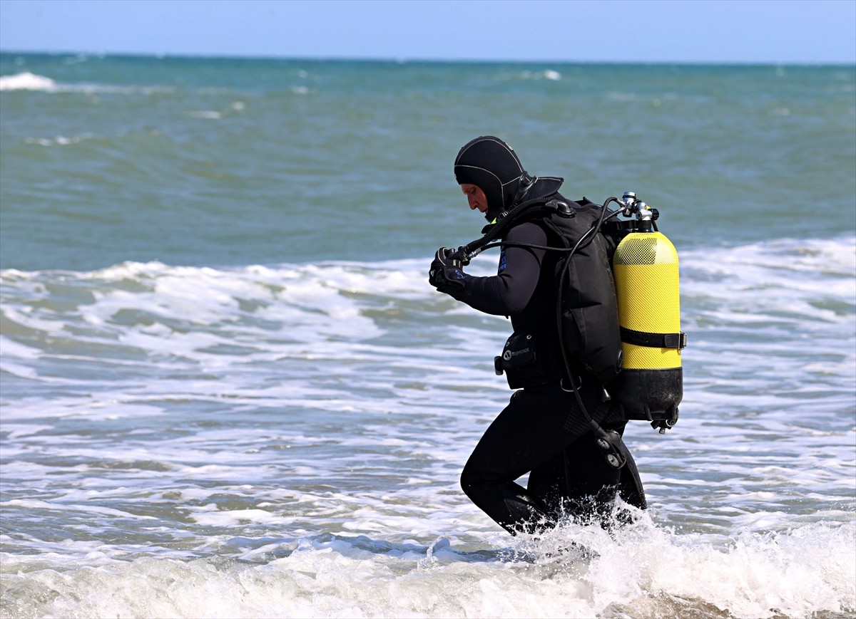 Samsun'un Atakum sahilinde denizde boğulma tehlikesi geçiren genç kurtarıldı, kaybolan babası için...