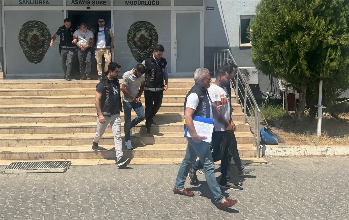 Şanlıurfa'nın merkez Eyyübiye ilçesinde; 2 kilo 300 gram altın, 10 bin lira, 10 cep telefonu ve 1...