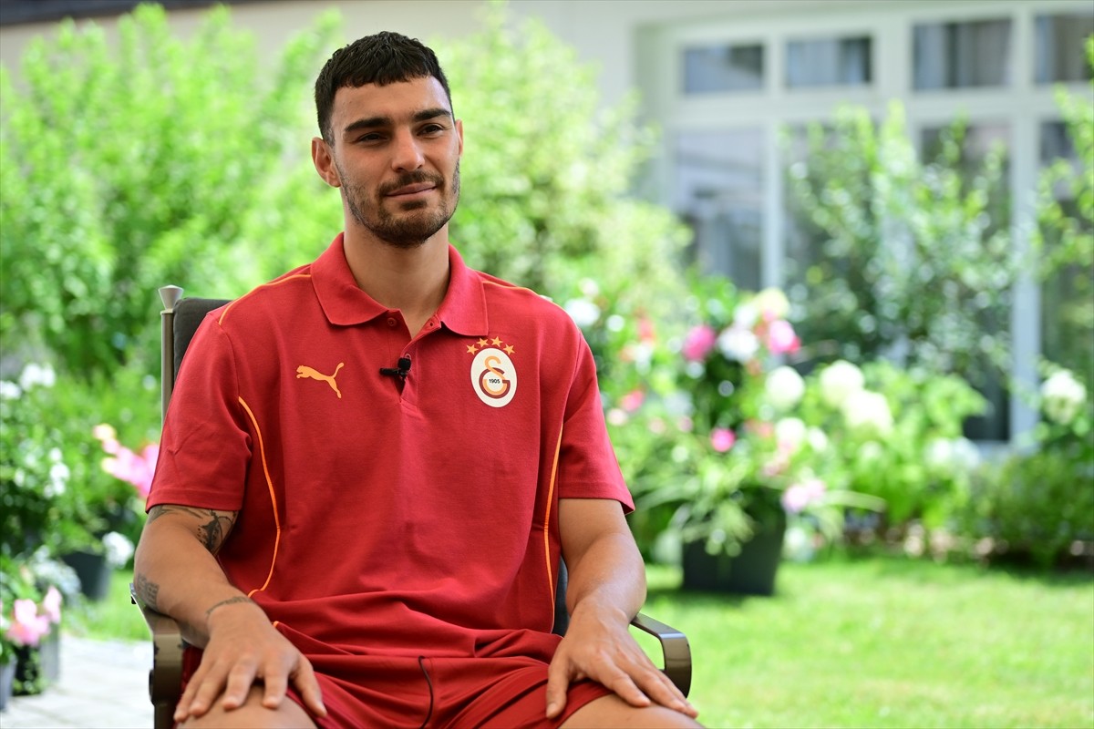 Sarı-kırmızılı takımla Avusturya'nın Steiermark eyaletinin Liezen bölgesindeki Irdning kasabasında...